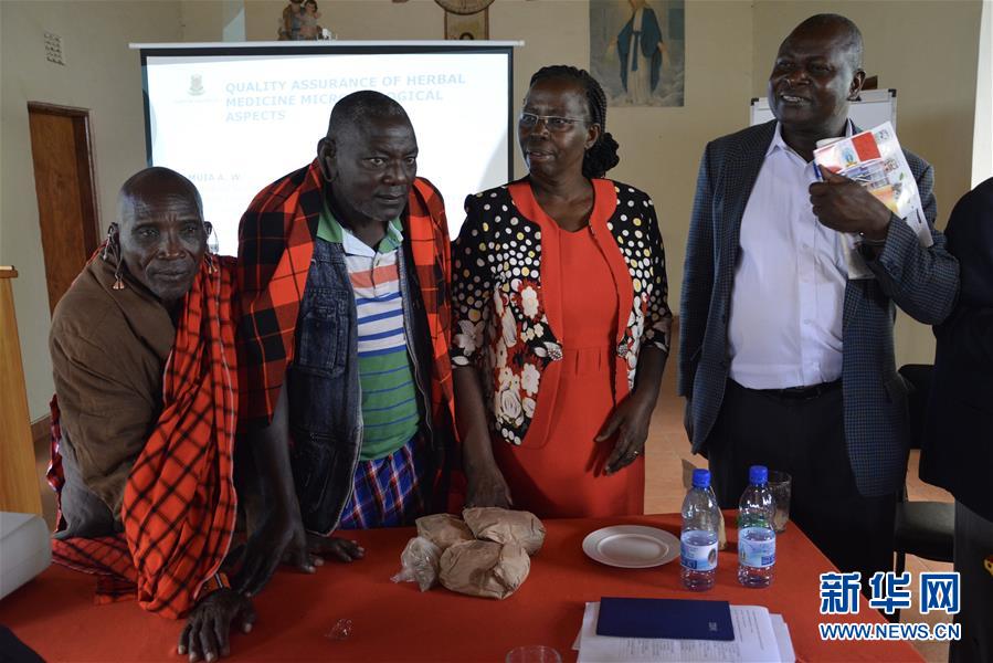 （国际）（2）在肯中医与肯尼亚草药师开展交流活动