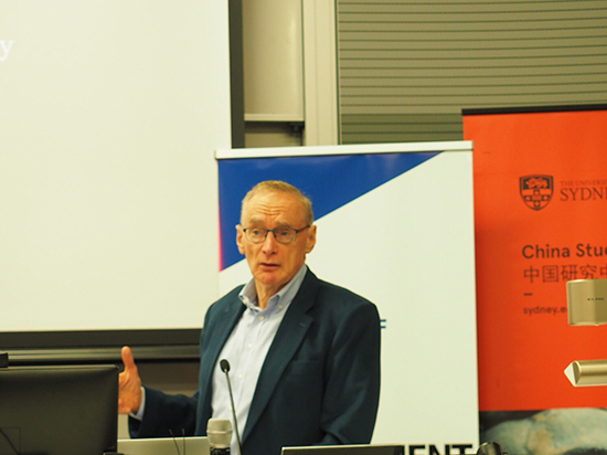 澳大利亚前外交部长、悉尼科技大学澳中关系研究院院长鲍勃·卡尔致辞 （摄影 王一楠）