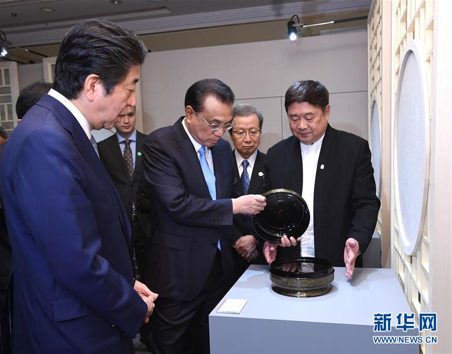 （時政）李克強與日本首相安倍晉三共同參觀“讓文物活起來——故宮文創展”