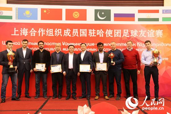 中国驻哈萨克斯坦大使张汉晖与获奖球队代表合影（人民网记者 周翰博摄）