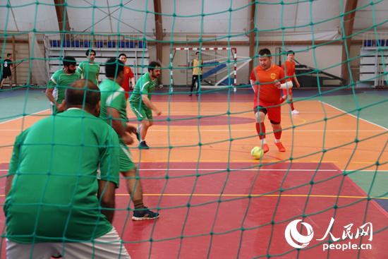 上合组织成员国驻哈使团足球友谊赛比赛现场（人民网记者 周翰博摄）