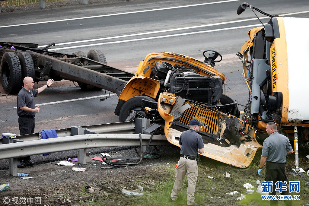 美国新泽西州一校车与运送垃圾的卡车相撞 致2人死亡多人受伤