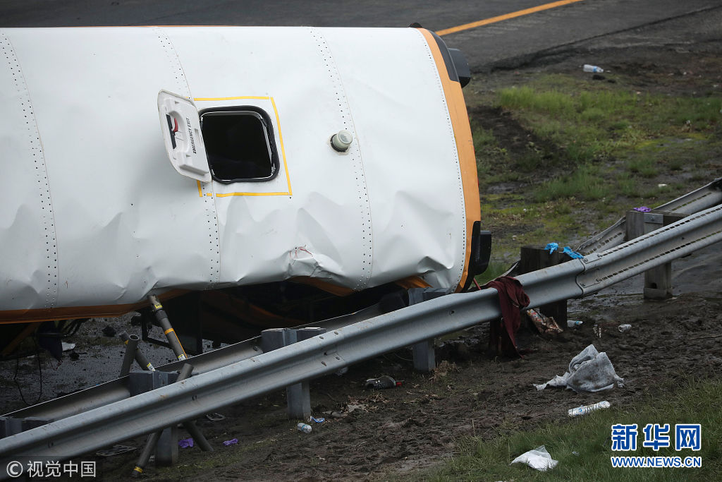 美国新泽西州一校车与运送垃圾的卡车相撞 致2人死亡多人受伤