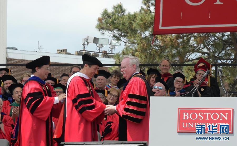 （国际）（1）美国波士顿大学授予张艺谋荣誉博士学位