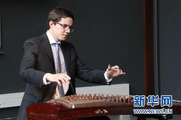 (国际·图文互动)(2)汉语架起沟通桥——记法国赛区世界大学生中文比赛