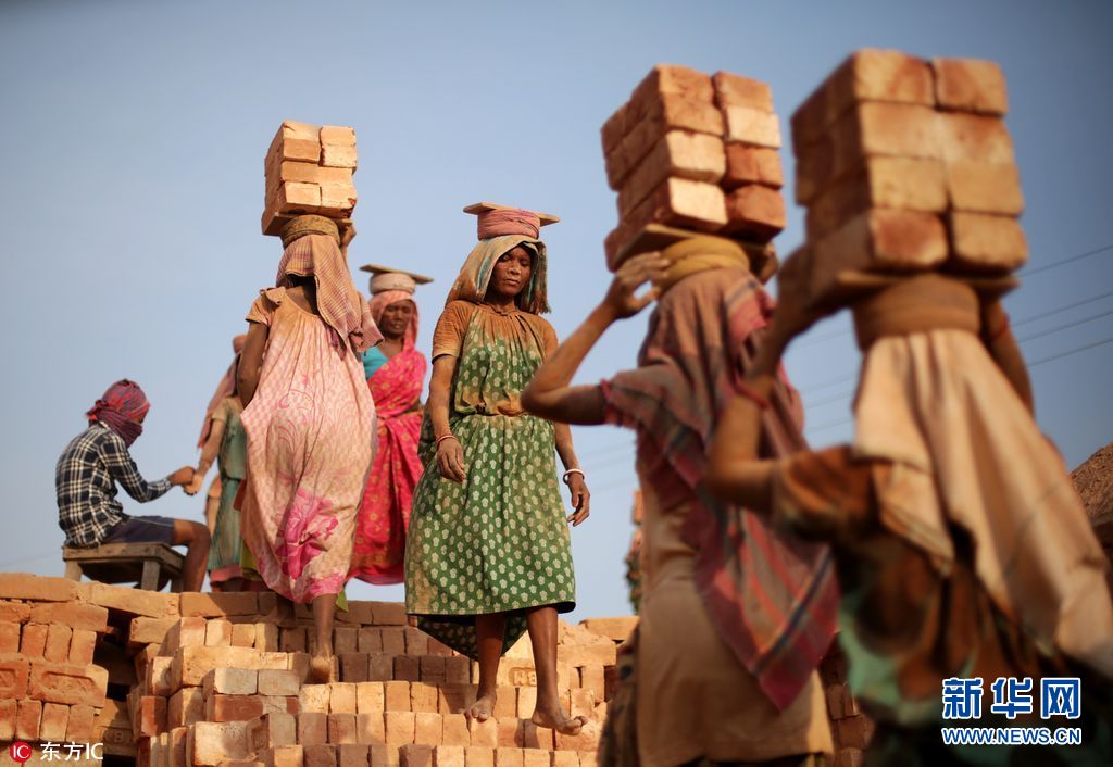 实拍印度制砖厂 搬砖劳工高温作业
