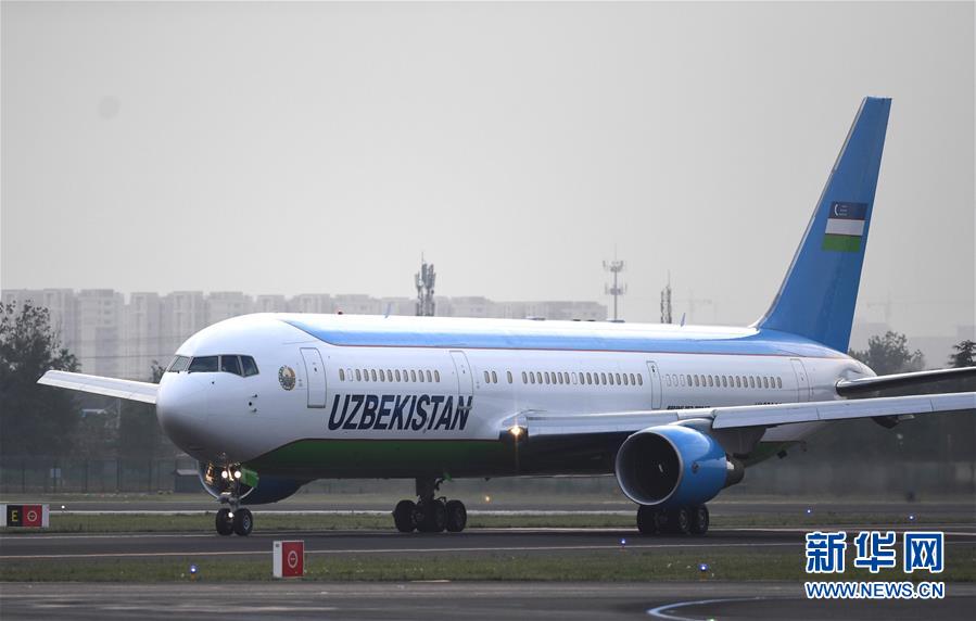 （上合青岛峰会&middot;XHDW）（1）乌兹别克斯坦总统米尔济约耶夫抵达青岛