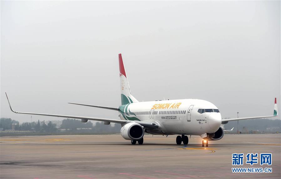 （上合青岛峰会&middot;XHDW）（1）塔吉克斯坦总统拉赫蒙抵达青岛