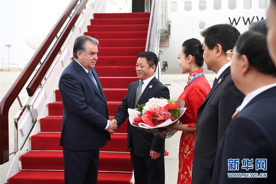 （上合青岛峰会&middot;XHDW）（2）塔吉克斯坦总统拉赫蒙抵达青岛