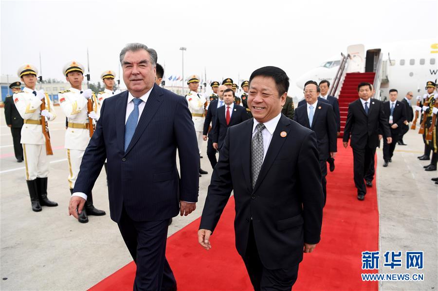 （上合青岛峰会&middot;XHDW）（3）塔吉克斯坦总统拉赫蒙抵达青岛