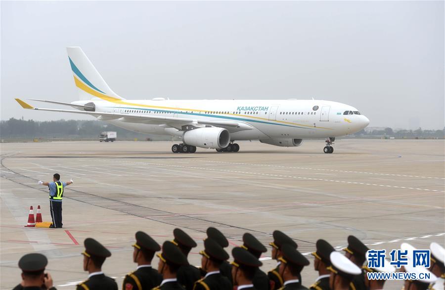 （上合青岛峰会&middot;XHDW）（1）哈萨克斯坦总统纳扎尔巴耶夫抵达青岛