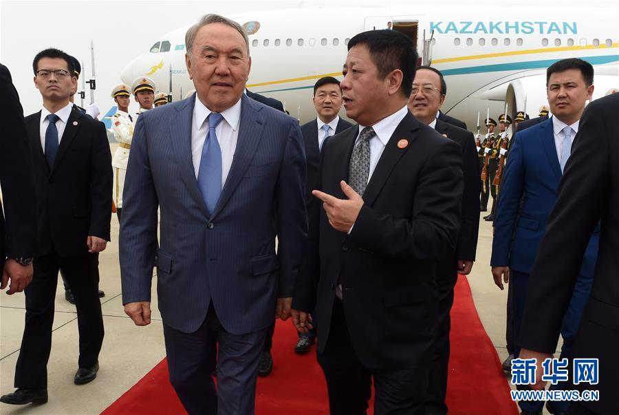 哈萨克斯坦总统纳扎尔巴耶夫抵达青岛