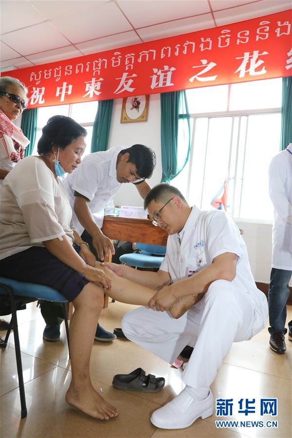 （XHDW·图文互动）（1）中国军医专家在柬埔寨开展义诊活动
