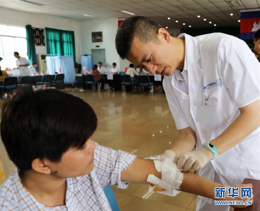 （XHDW·图文互动）（2）中国军医专家在柬埔寨开展义诊活动