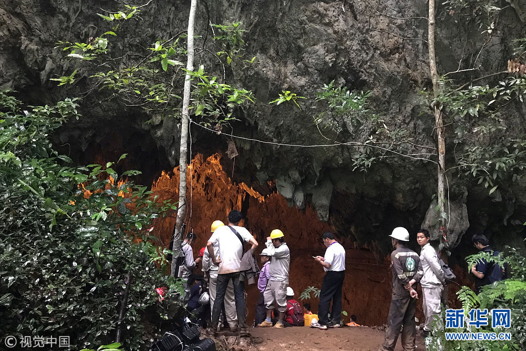 泰国一支足球队13名队员被困洞穴 救援人员展