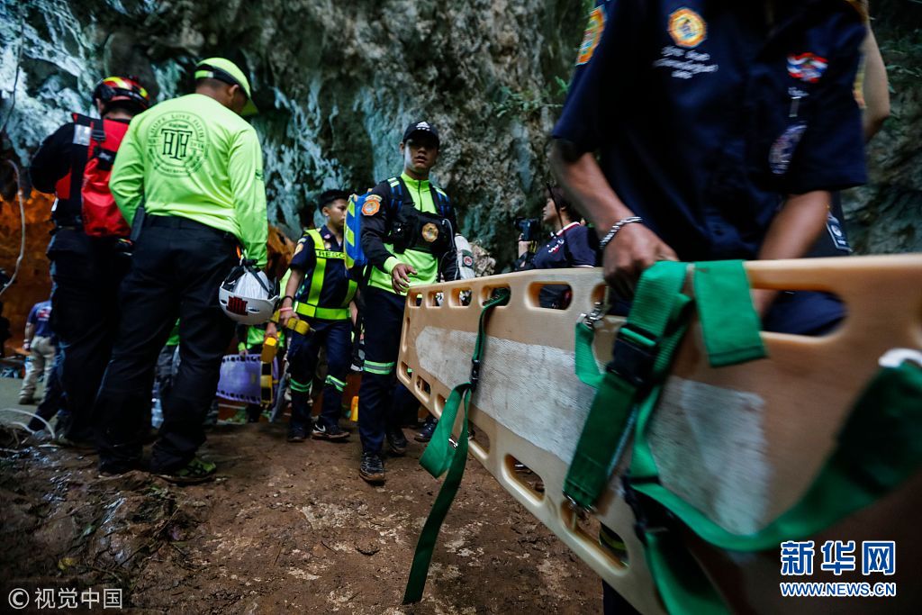 泰国一支足球队13名队员被困洞穴 救援人员展