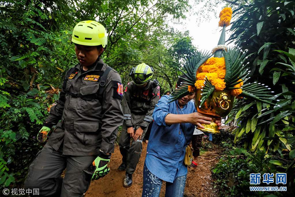 泰国一支足球队13名队员被困洞穴 救援人员展