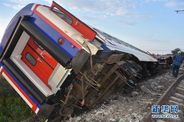 （国际）（1）土耳其火车出轨事故造成10人死亡