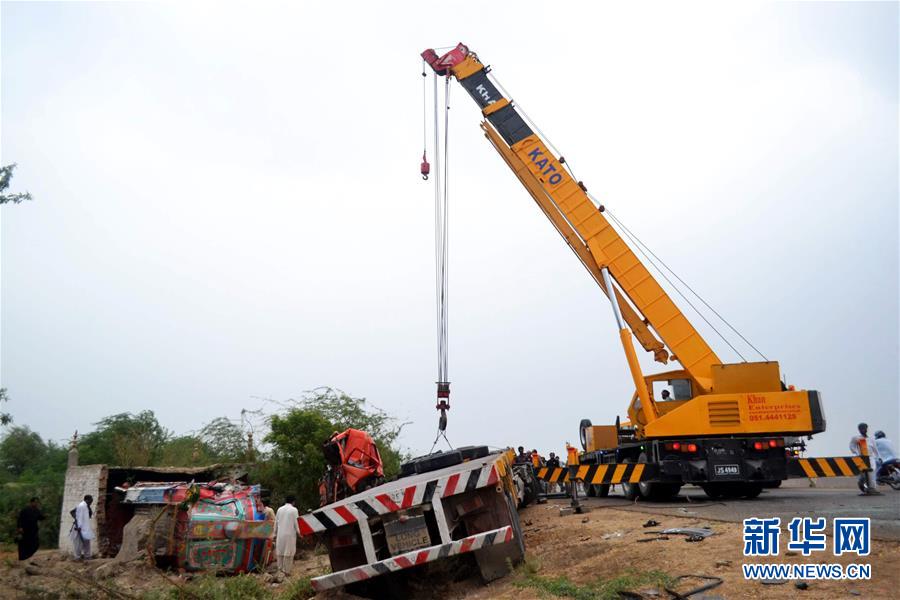 （国际）（1）巴基斯坦南部发生卡车与客车相撞事故致17人死亡