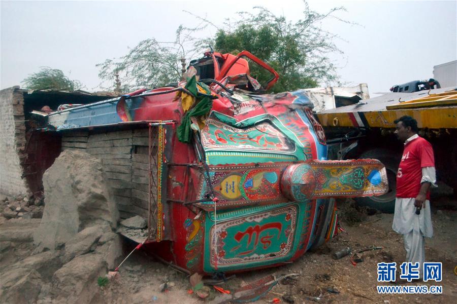 （國際）（2）巴基斯坦南部發生卡車與客車相撞事故致17人死亡