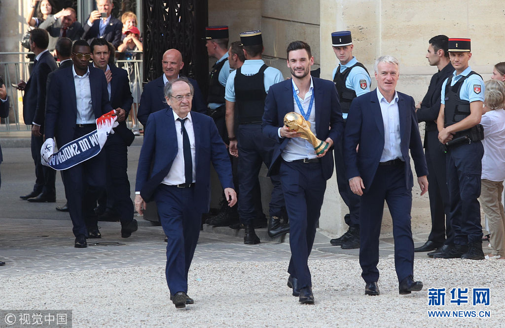 马克龙爱丽舍宫接见夺冠法国队 与队员共捧杯