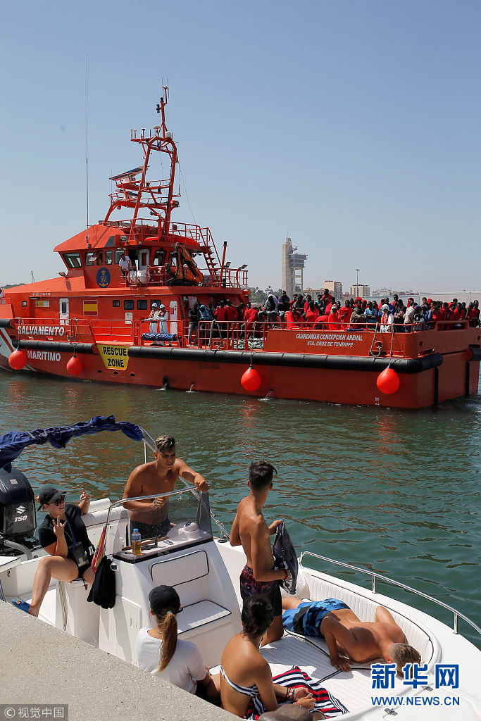 8艘难民橡皮艇在直布罗陀海峡被拦截 难民在西