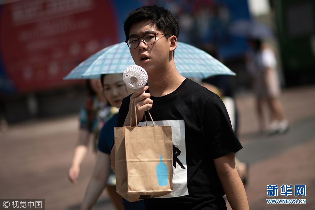 日本高温天气将持续至8月上旬 民众出街自带解