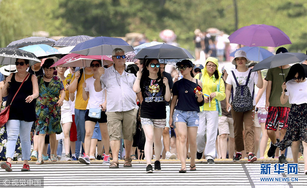 日本高温天气将持续至8月上旬 民众出街自带解