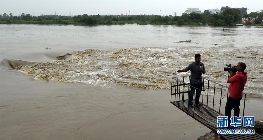 （国际）（5）印度亚穆纳河水位上涨 新德里市政府转移周边居民