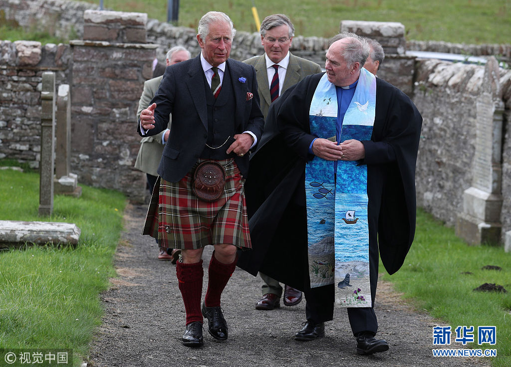 英国威尔士亲王访问苏格兰 穿方格裙造访教堂(组图)