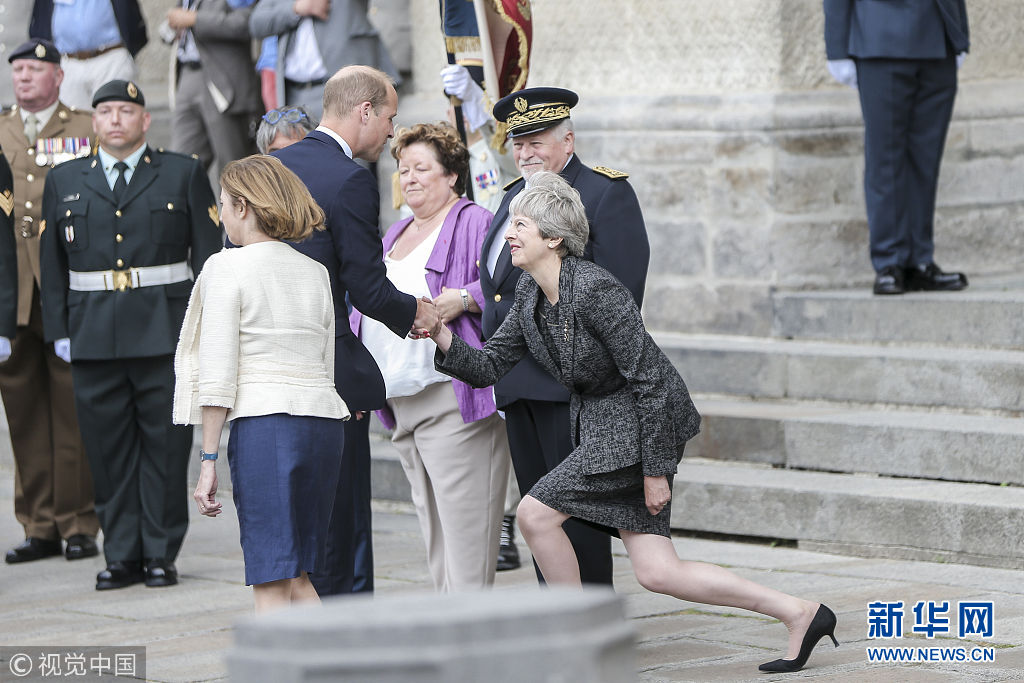 法国举行亚眠战役100周年纪念活动 英国首相与