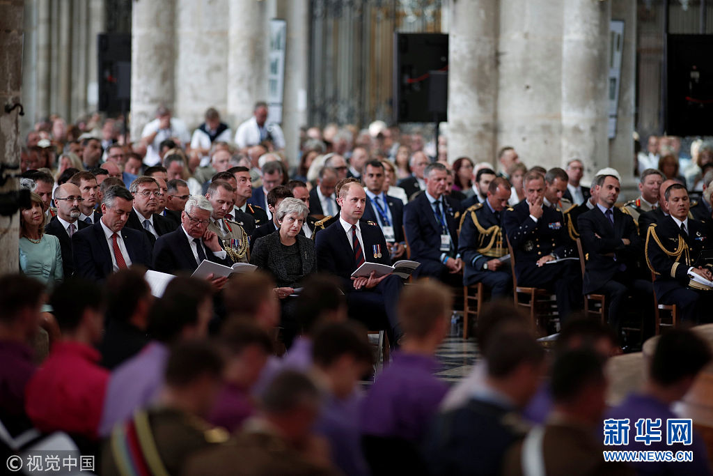 法国举行亚眠战役100周年纪念活动 英国首相与