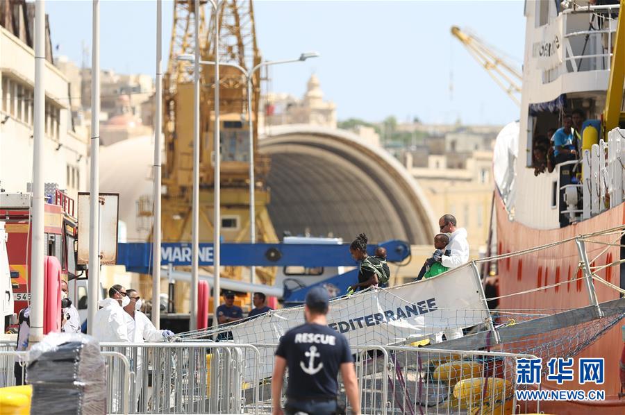 （国际）（1）民间救援船“阿奎里厄斯”号在马耳他靠岸