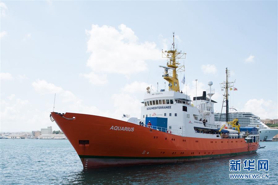 （国际）（2）民间救援船“阿奎里厄斯”号在马耳他靠岸