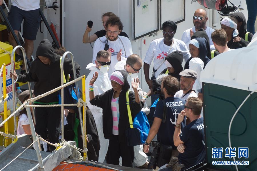 （国际）（4）民间救援船“阿奎里厄斯”号在马耳他靠岸