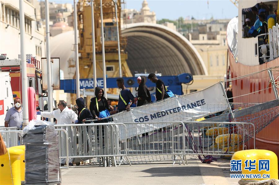（国际）（5）民间救援船&ldquo;阿奎里厄斯&rdquo;号在马耳他靠岸
