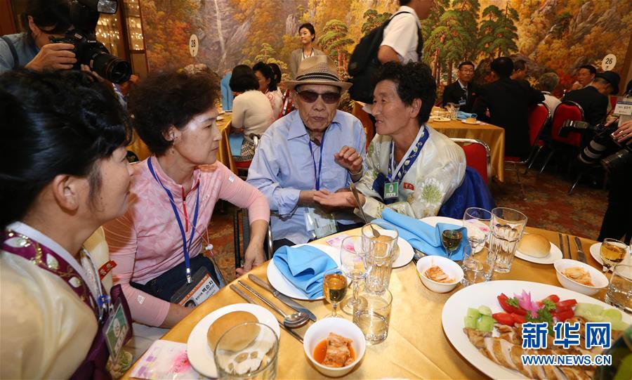 （国际）（3）朝韩离散家属在朝鲜金刚山共进晚餐