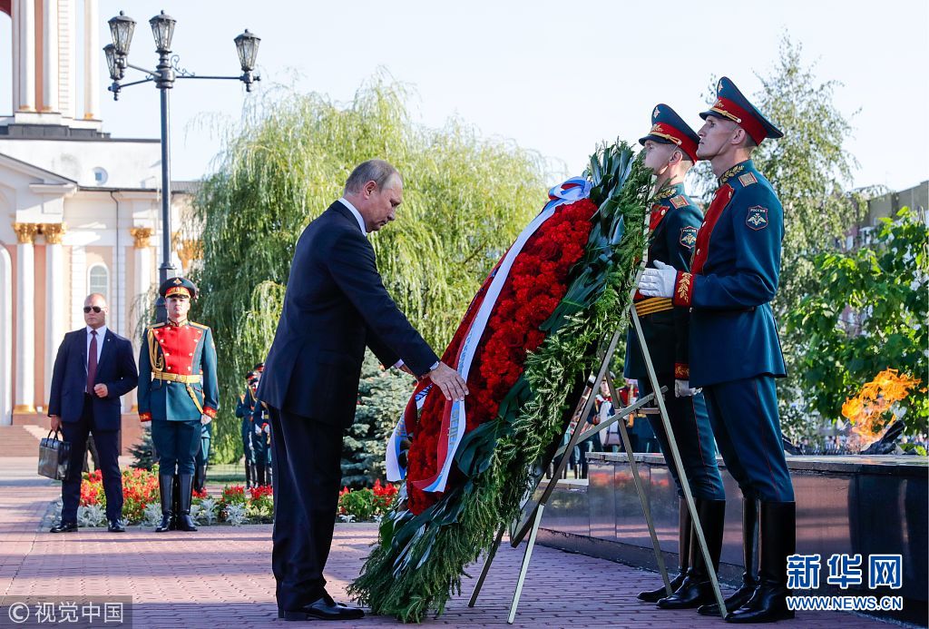俄总统普京出席库尔斯克二战纪念活动 向无名