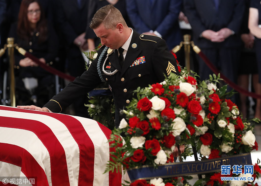 麦凯恩灵柩抵达国会大厦 将在华盛顿国家大教堂举行追悼会