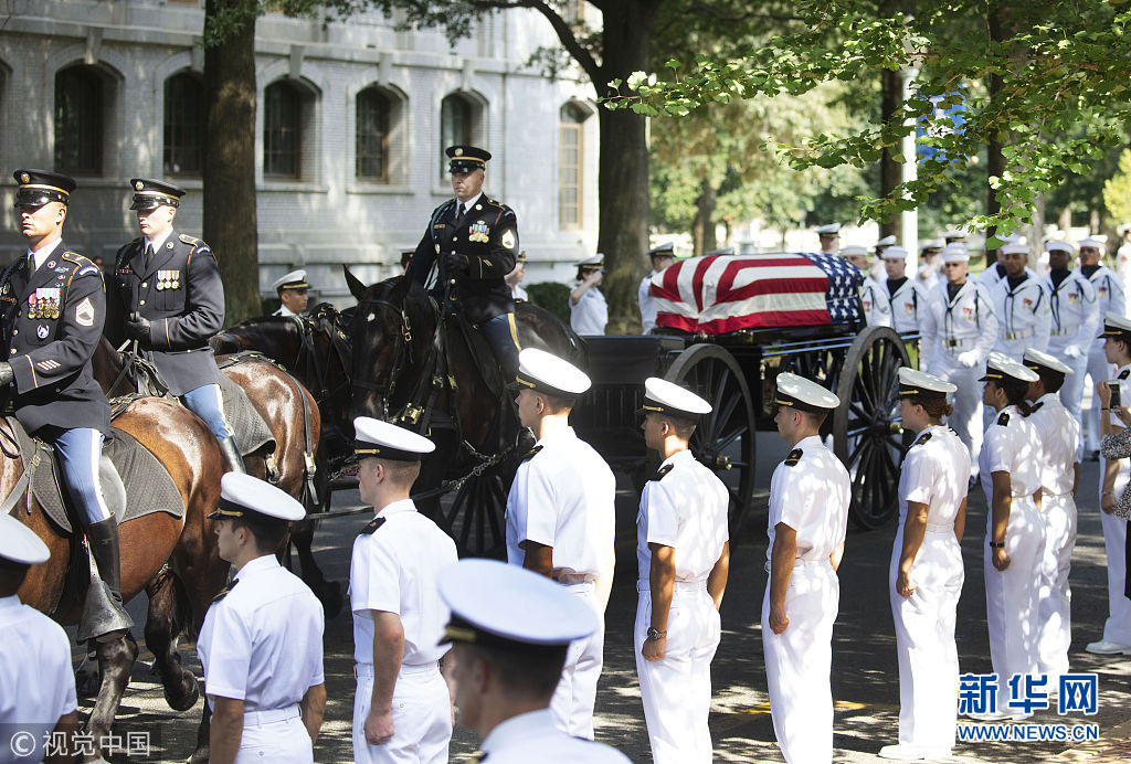 麦凯恩下葬仪式在美国海军学院举行