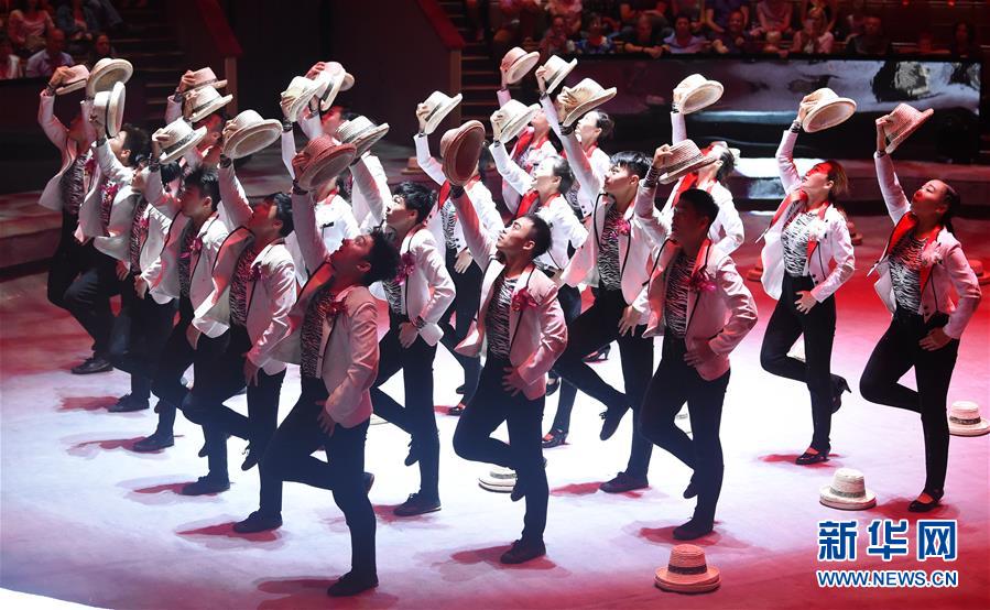 （国际）（1）中国杂技《炫&mdash;&mdash;集体草帽》俄罗斯摘银 