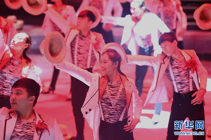 （国际）（3）中国杂技《炫&mdash;&mdash;集体草帽》俄罗斯摘银 