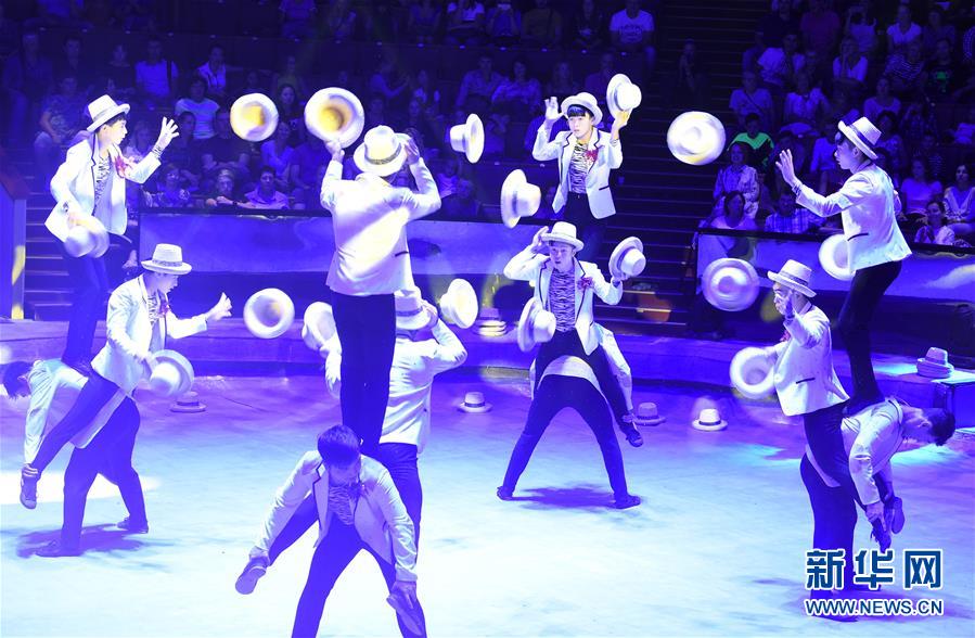 （国际）（4）中国杂技《炫&mdash;&mdash;集体草帽》俄罗斯摘银 