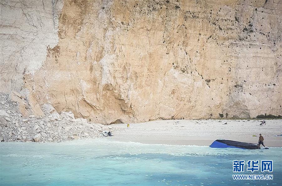 （国际）（2）希腊悬崖落石引发巨浪致三条游船倾覆