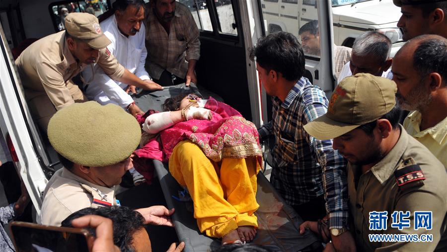（XHDW）（1）印控克什米尔地区一客车坠谷至少15人死亡