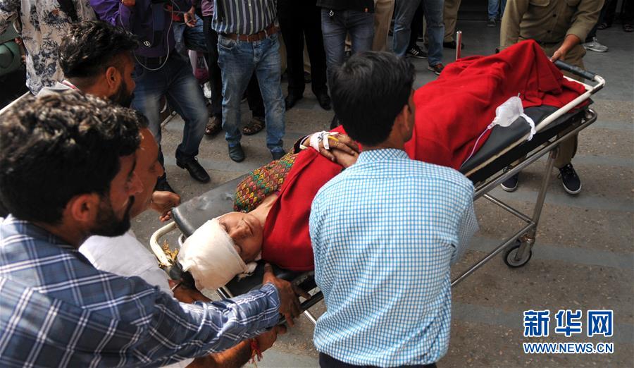 (XHDW)(2)印控克什米尔地区一客车坠谷至少15人死亡