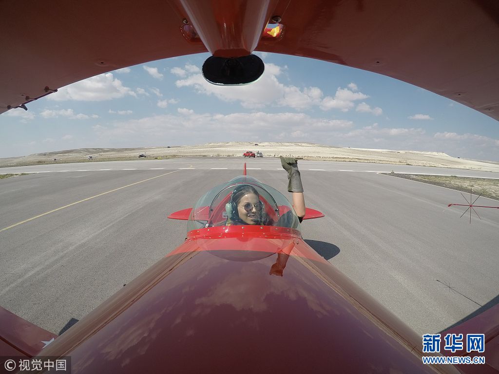 土耳其航空展上演精彩特技飞行土首位女特技飞行员高空炫技 新华网