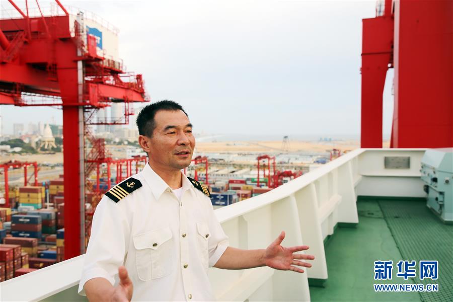 (国际·图文互动)(3)“一带一路”乘长风 时隔四年又重逢——记“中远荷兰”号再次停靠科伦坡港