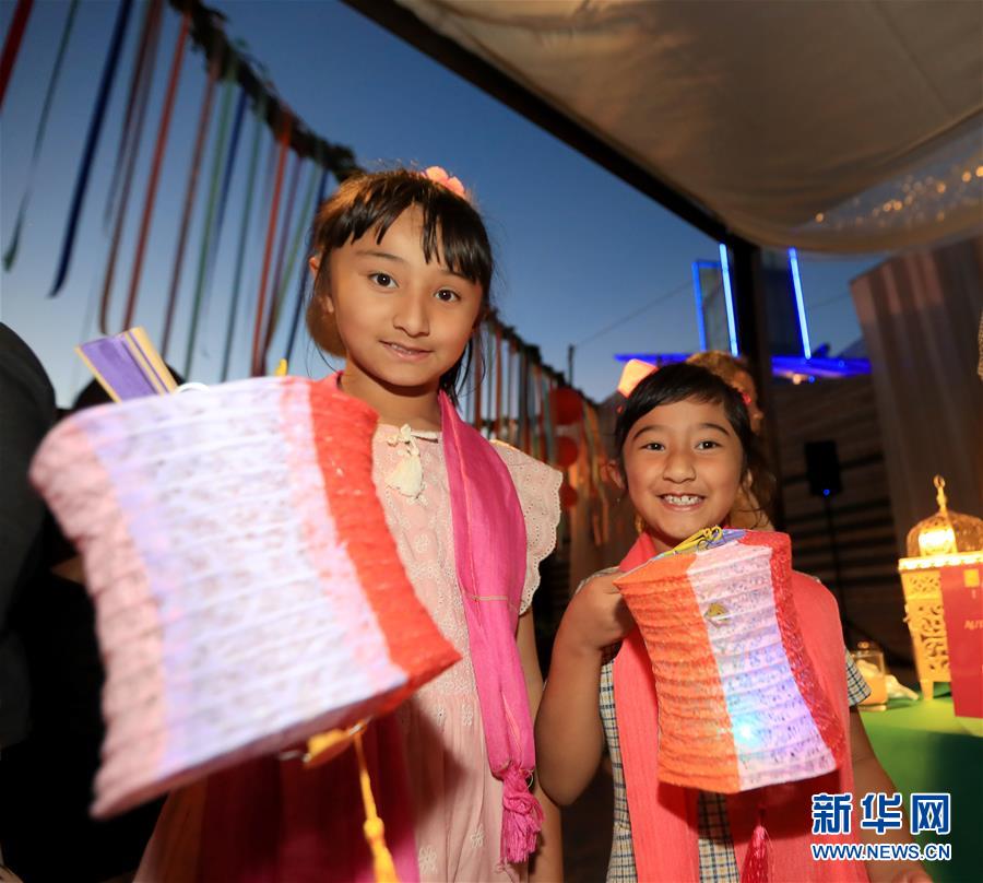 （国际）（1）美国西部最大购物中心举办中秋游园会