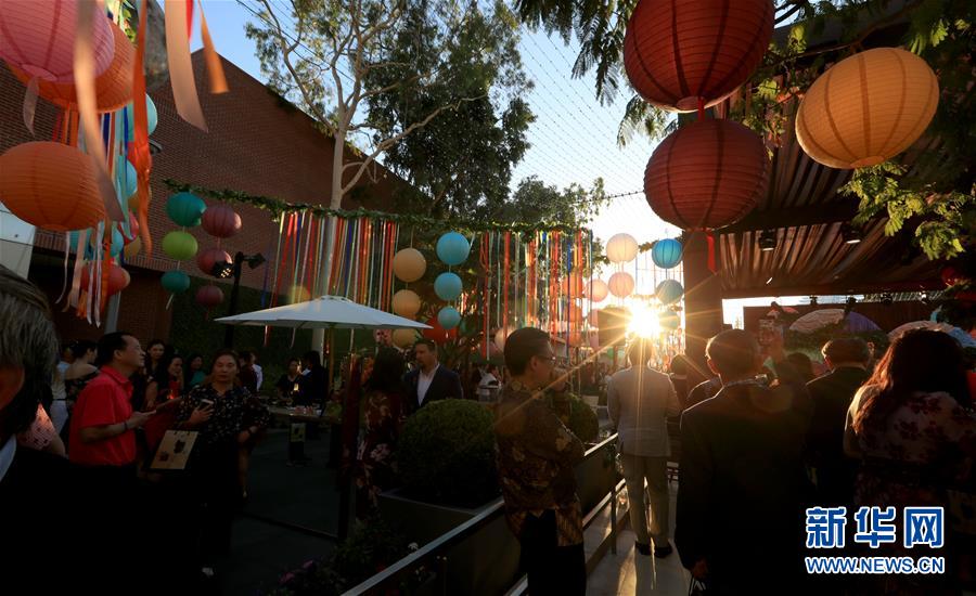 （国际）（2）美国西部最大购物中心举办中秋游园会